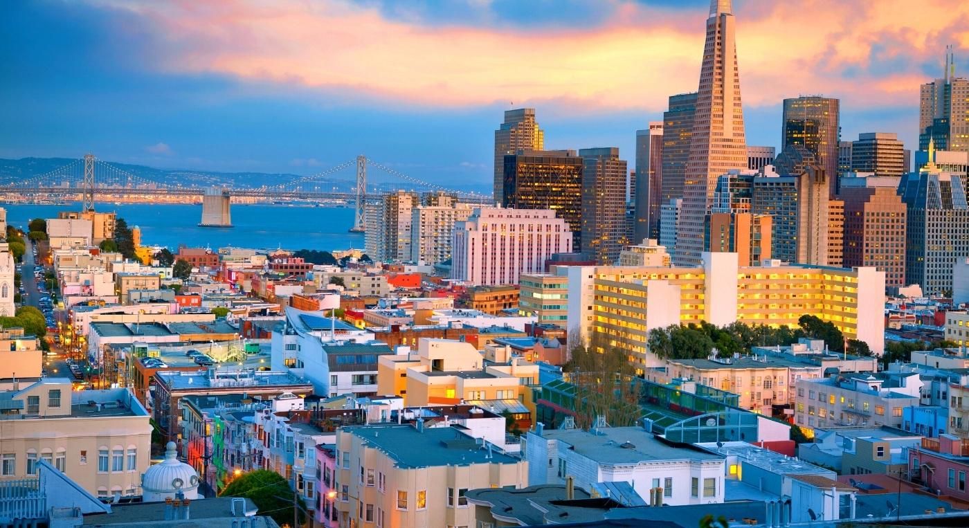 Foto de la ciudad de San Francisco a lo lejos. ¿buscas una llantera en San Francisco?