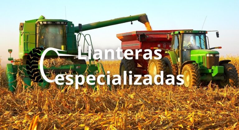 Foto de un tractor y una cosechadora trabajando en el campo.
