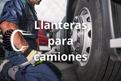 Foto de un camión reparando una rueda en una las llantera.