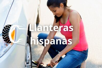 Foto de una mujer hispana reparando rueda del coche en un llantera hispana.