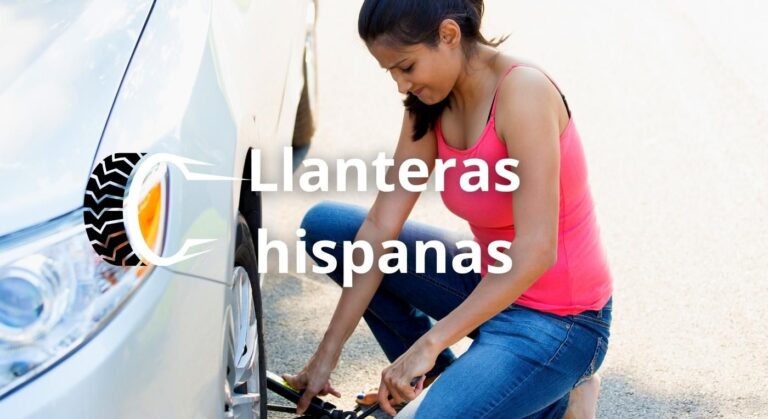 Foto de una mujer hispana reparando rueda del coche en un llantera hispana.