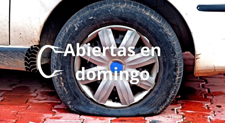 Foto de un coche con una rueda pinchada en referencia a la necesidad de encontrar una ponchera near me abierta en domingo.