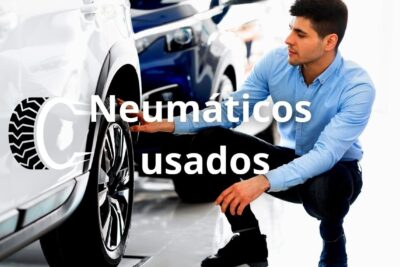 Foto revisando el estado de unos neumáticos usados reutilizados en una llantera.