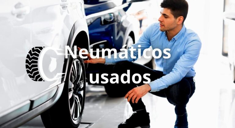 Foto revisando el estado de unos neumáticos usados reutilizados en una llantera.