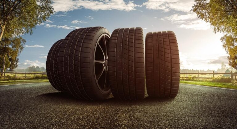 Foto de cuatro neumáticos y el son al fondo al atardecer, haciendo referencia a los neumáticos para condiciones especiales: Guía definitiva para Off-Road y Carreras.