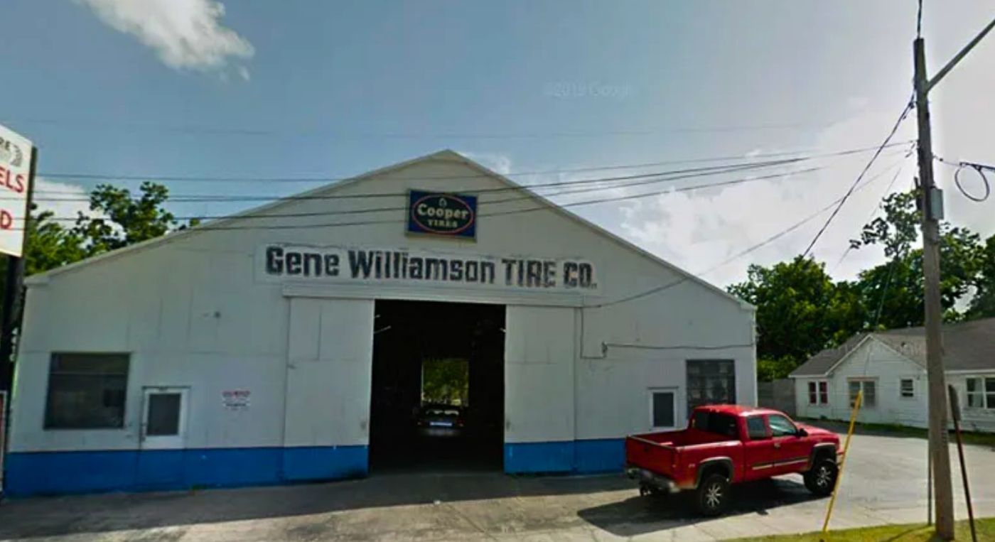 Foto del exterior de la llantera de Houston Williamson Tire Company.