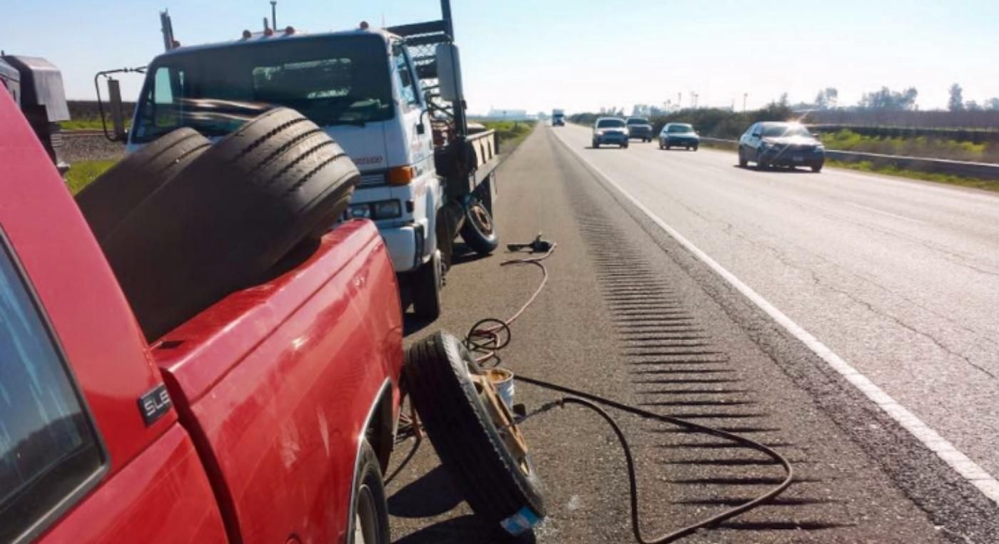 Foto de una asistencia en carretera de un pinchazo de la Llantera 5 star emergency tire servicie en California.