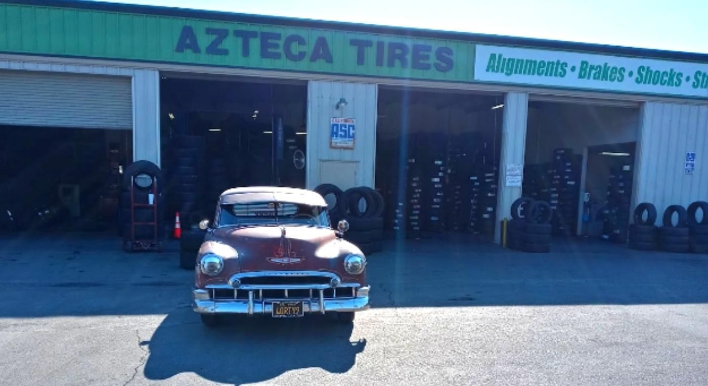 Foto del interior de la Llantera Azteca Tires en California.