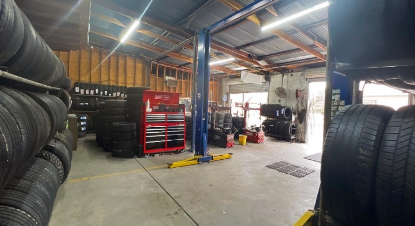 Foto del interior de la Llantera Cortez Tire en California.