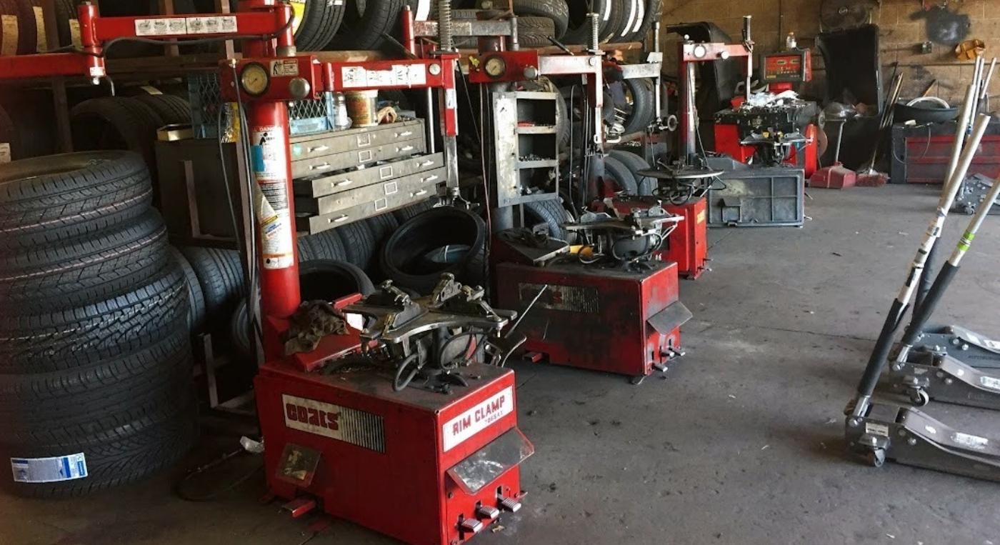 Foto del interior de la Llantera Pachecos Tire Shop en California.