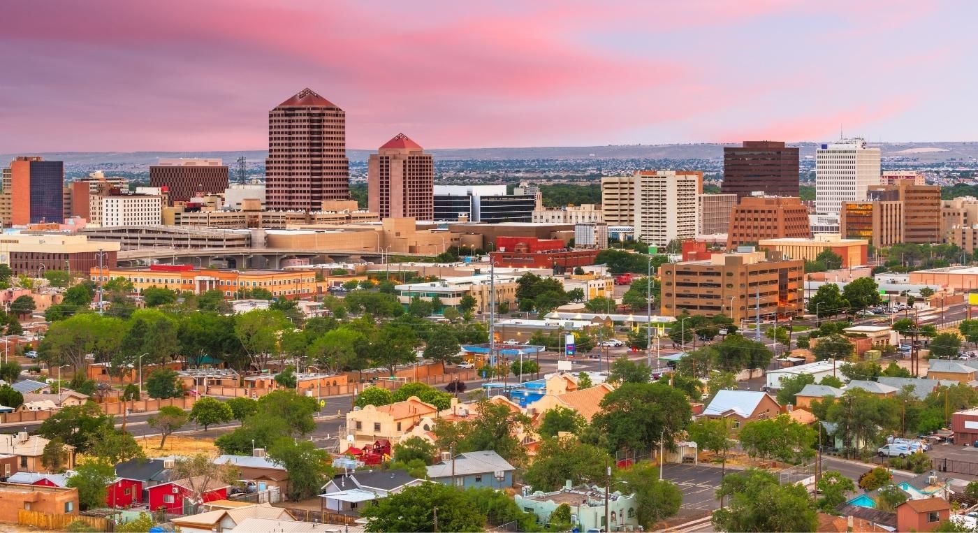 Foto de la ciudad de Albuquerque a lo lejos. ¿buscas una llantera en Albuquerque?