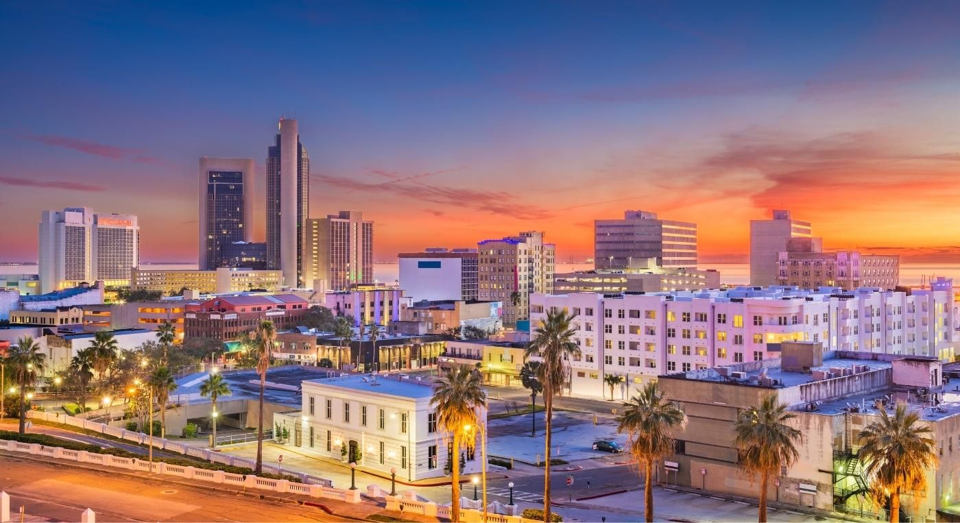 Foto de la ciudad de Corpus Christi a lo lejos. ¿buscas una llantera en Corpus Christi?