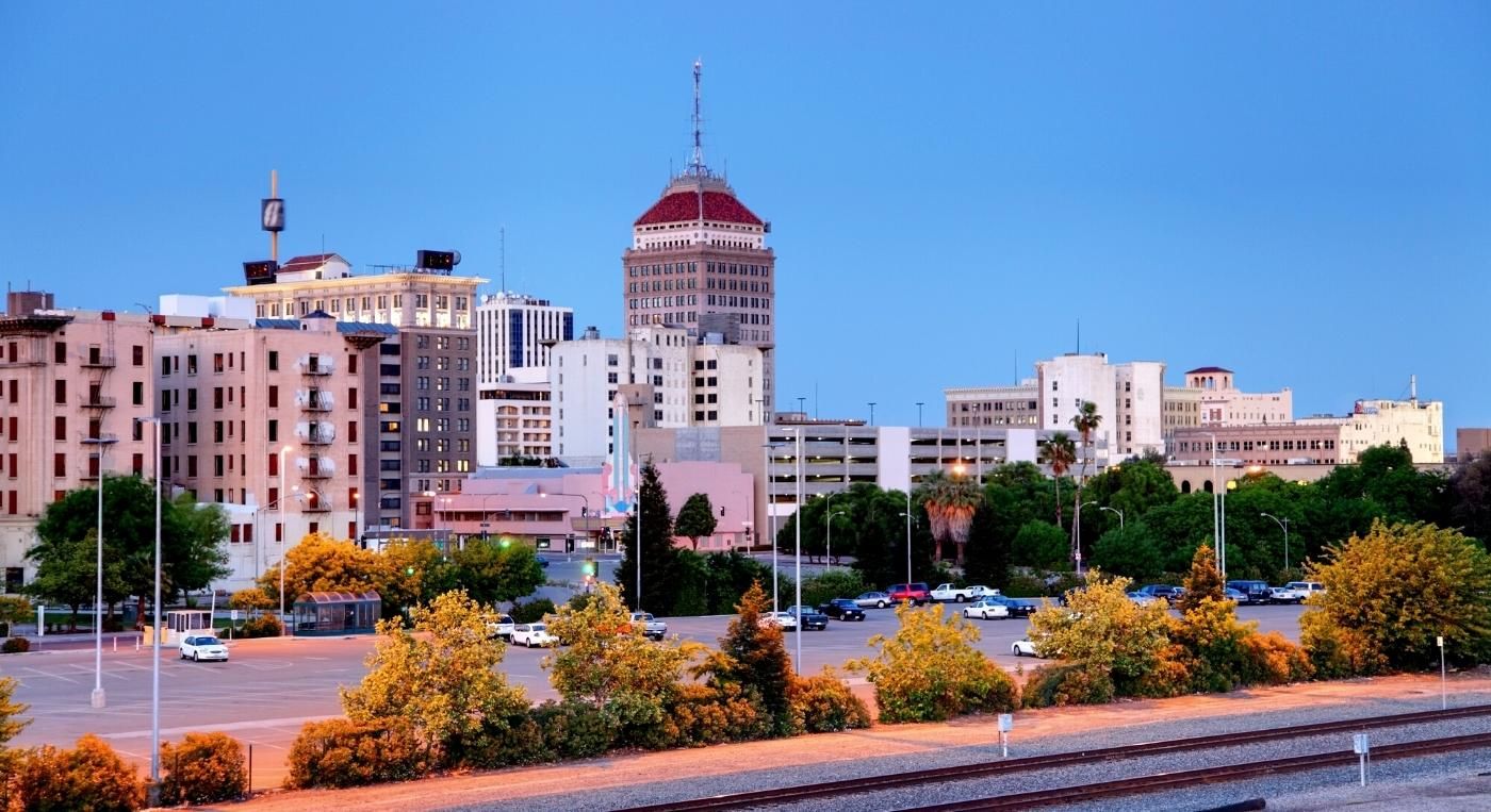 Foto de la ciudad de Fresno a lo lejos. ¿buscas una llantera en Fresno?