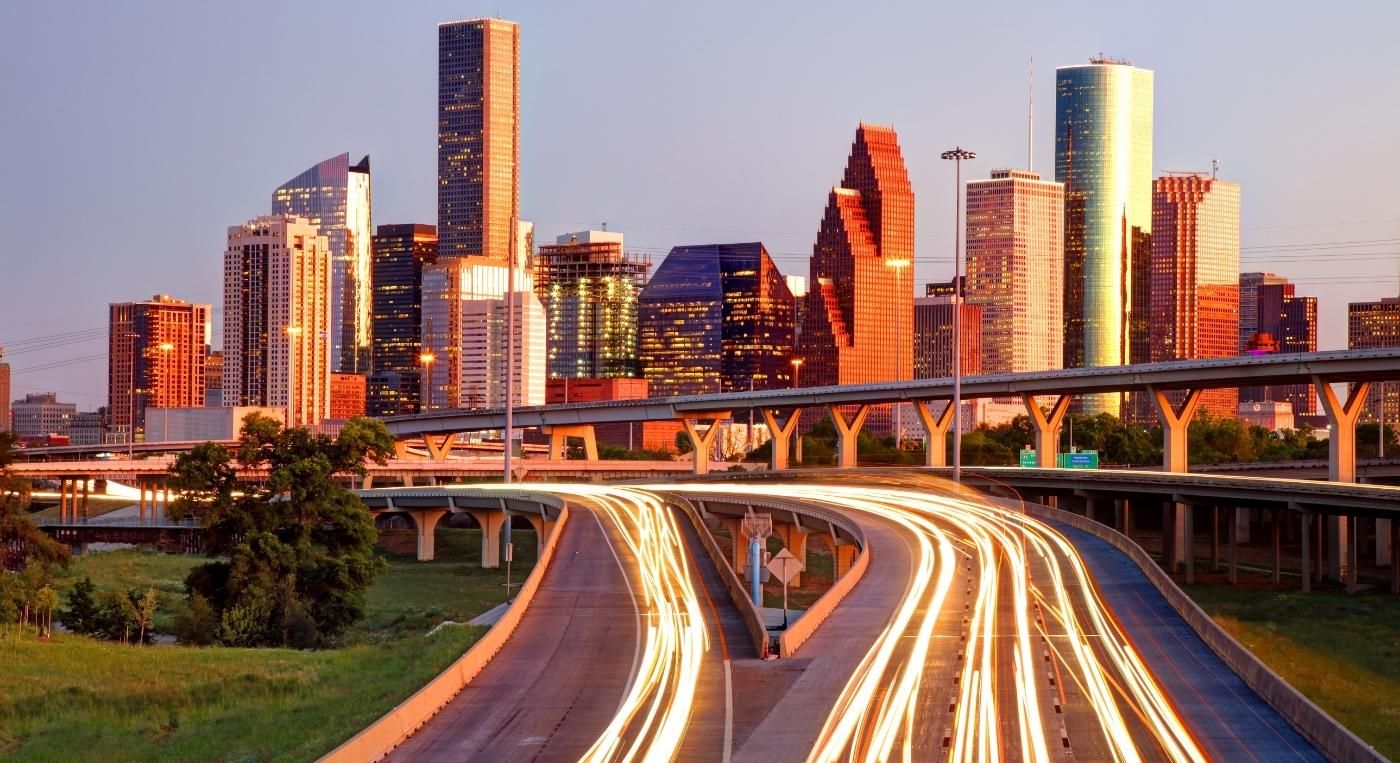 Foto de la ciudad de Houston a lo lejos. ¿buscas una llantera en Houston?