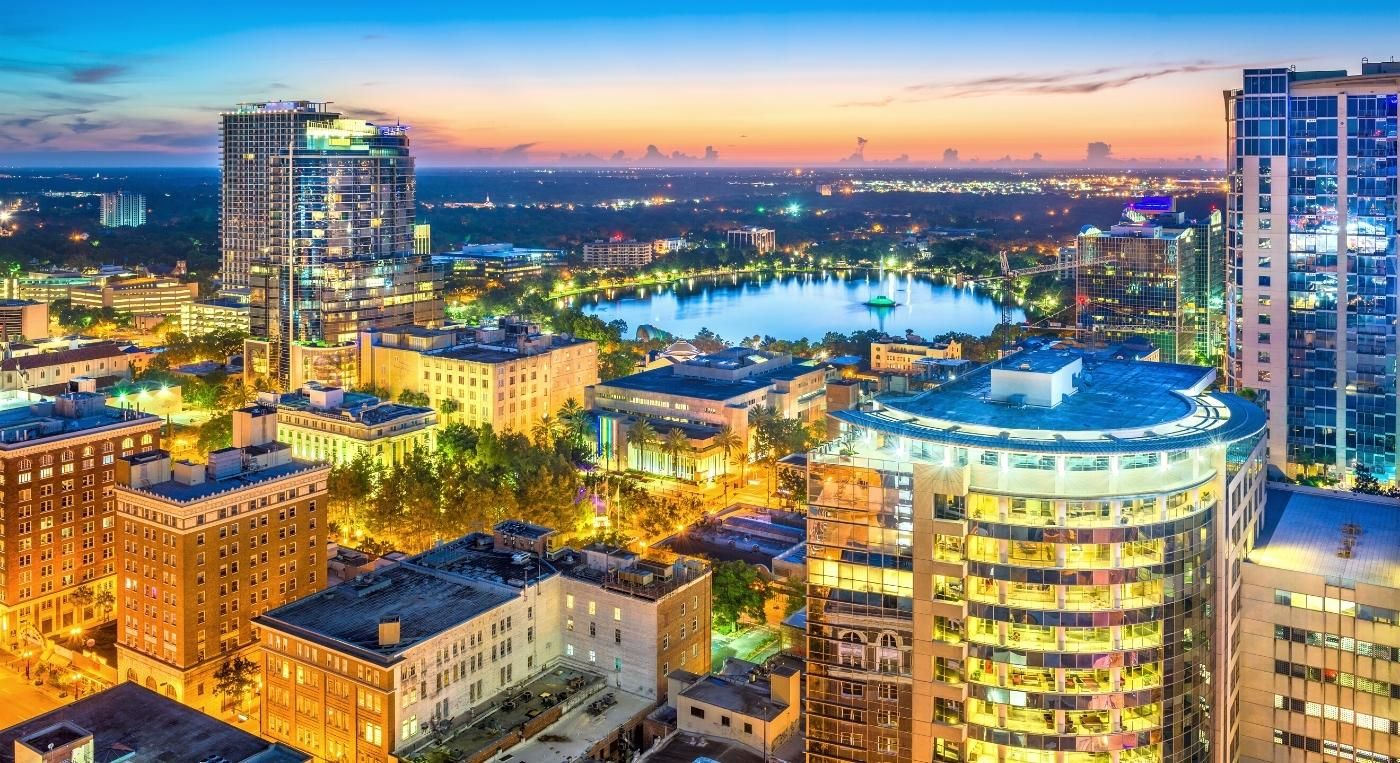 Foto de la ciudad de Orlando a lo lejos. ¿buscas una llantera en Orlando?