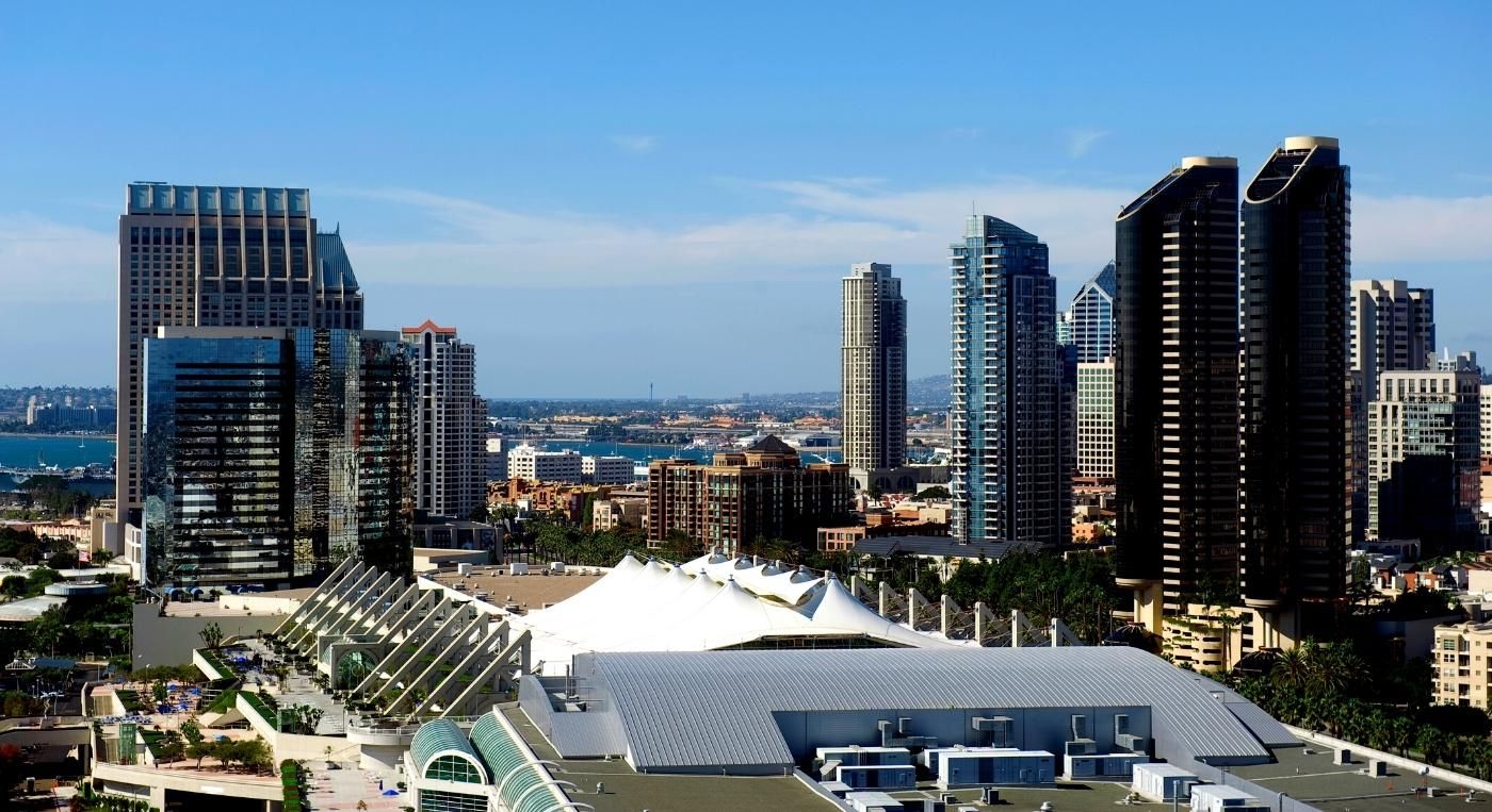 Foto de la ciudad de San Diego a lo lejos. ¿buscas una llantera en San Diego?