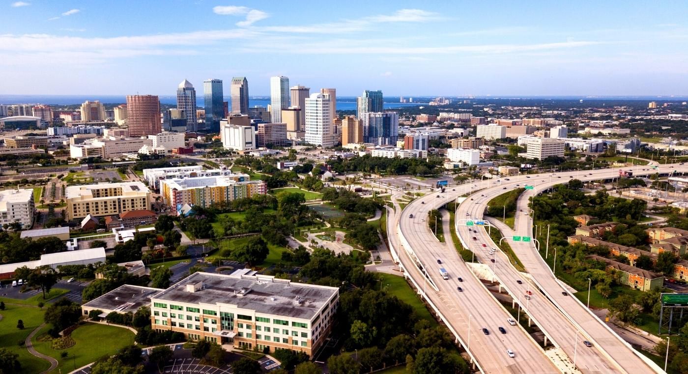 Foto de la ciudad de Tampa a lo lejos. ¿buscas una llantera en Tampa?