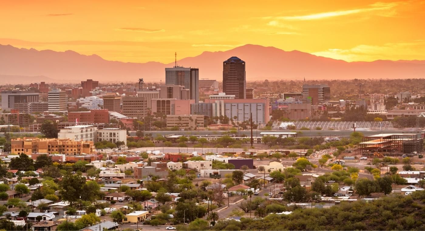 Foto de la ciudad de Tucson a lo lejos. ¿buscas una llantera en Tucson?