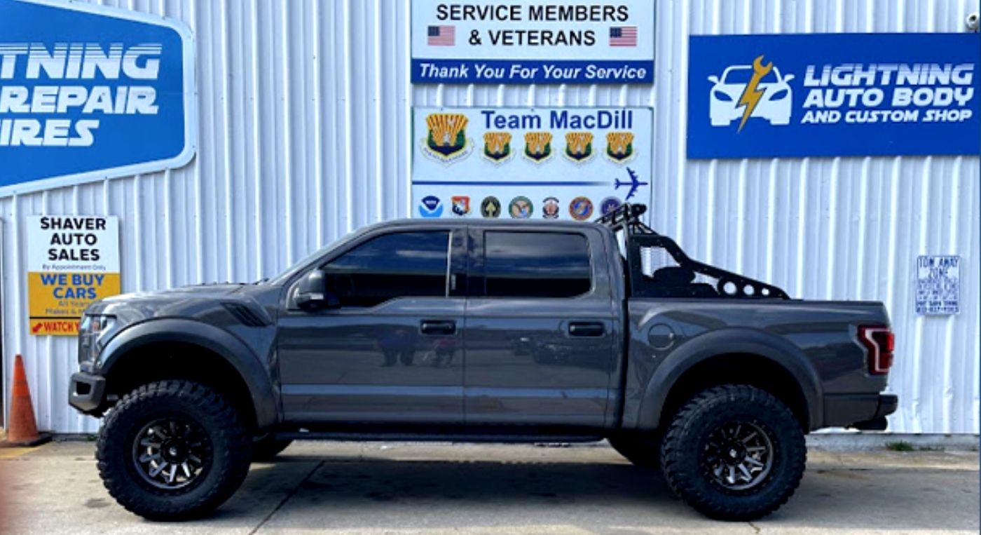 Foto del exterior de la llantera Lightning Auto Repair and Tires en Tampa.