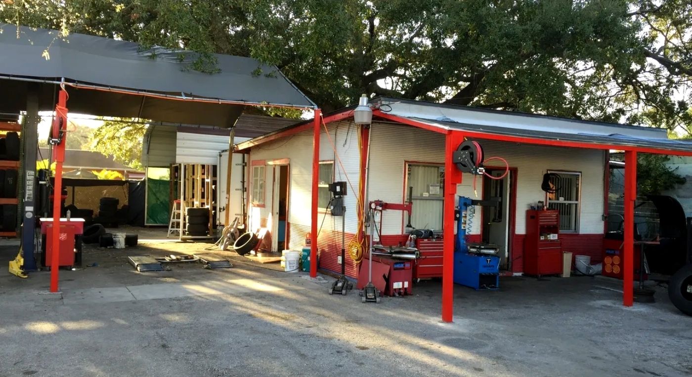 Foto del exterior de la llantera Barrios Tires & Brakes en Tampa.