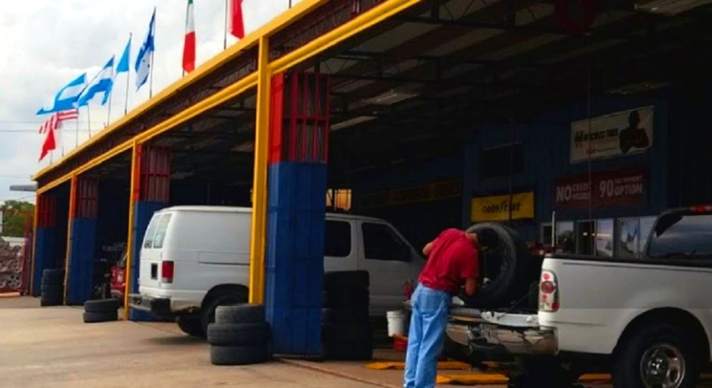 Foto del exterior de la llantera de Houston Monterrey Tire Center Inc.