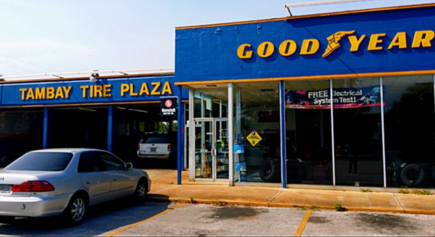 Foto del exterior de la llantera Tambay Tire Plaza en Tampa. 