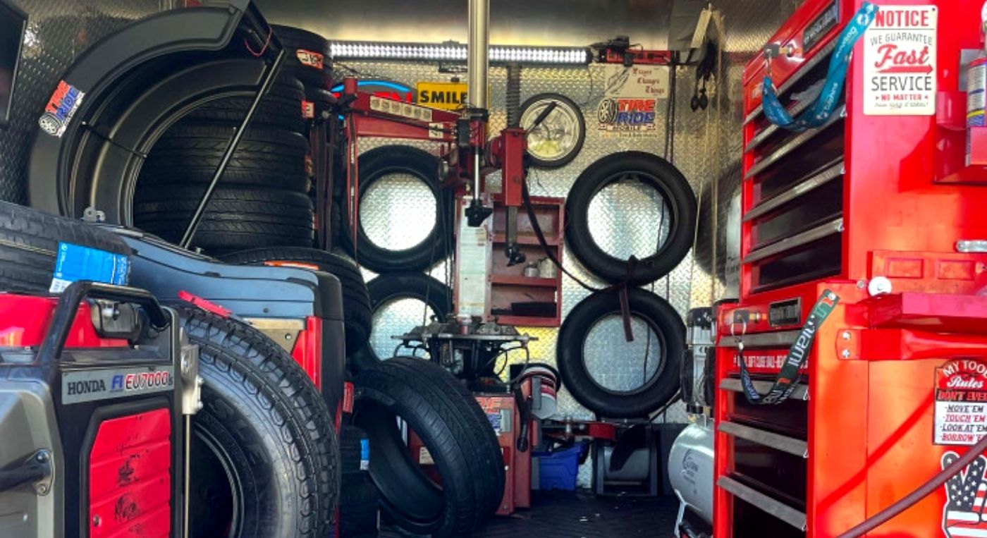 Foto del interior de una unidad móvil de la llantera Tire & Ride Roadside con servicio 24/7.