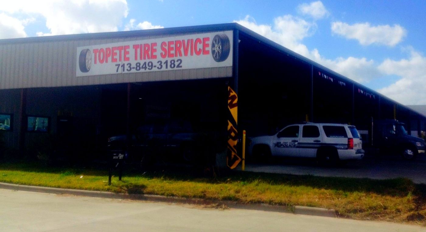 Foto del exterior de la llantera de Houston Topete Tire Service. 