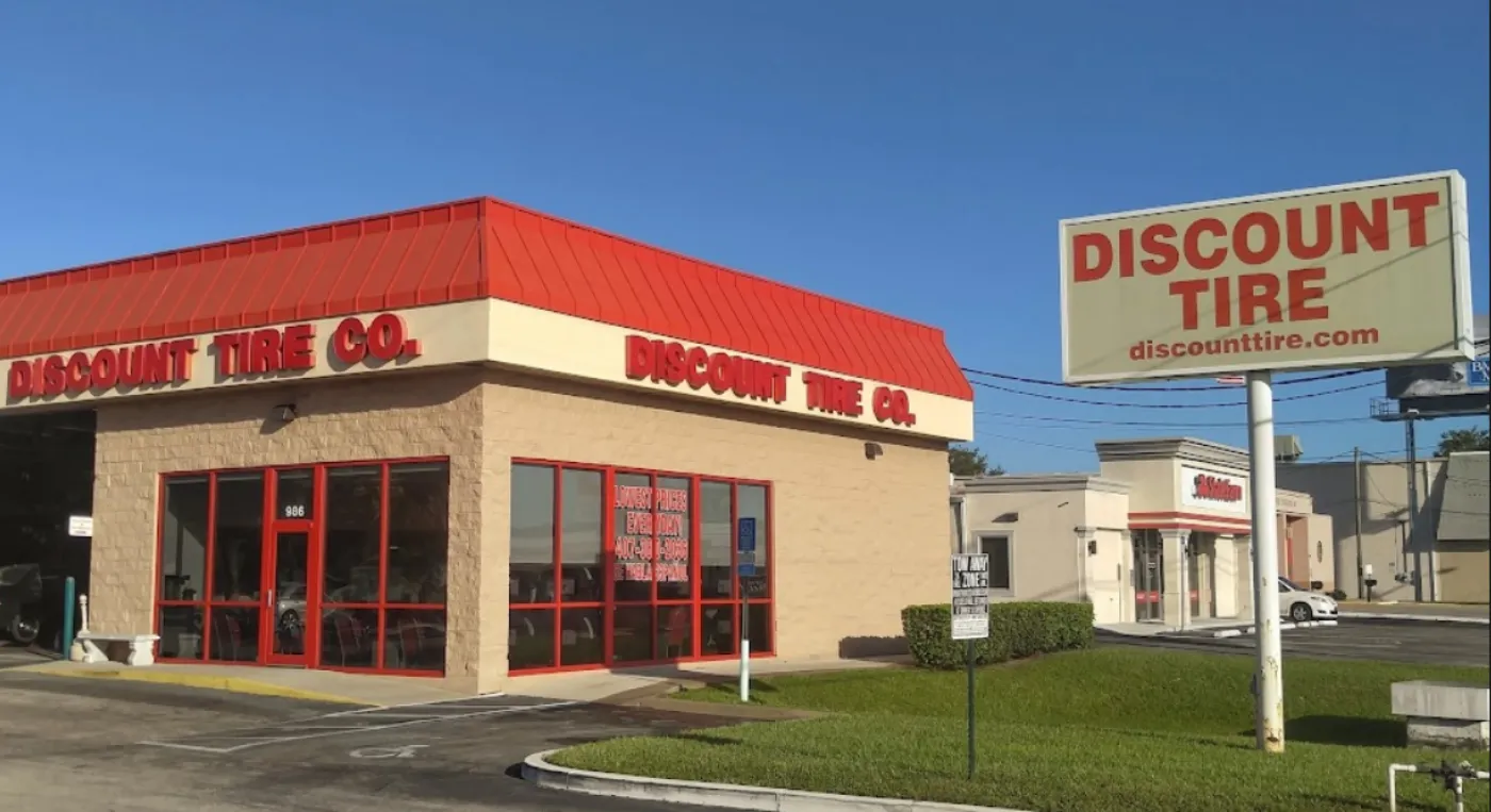 Foto del exterior de la llantera Discount Tire.