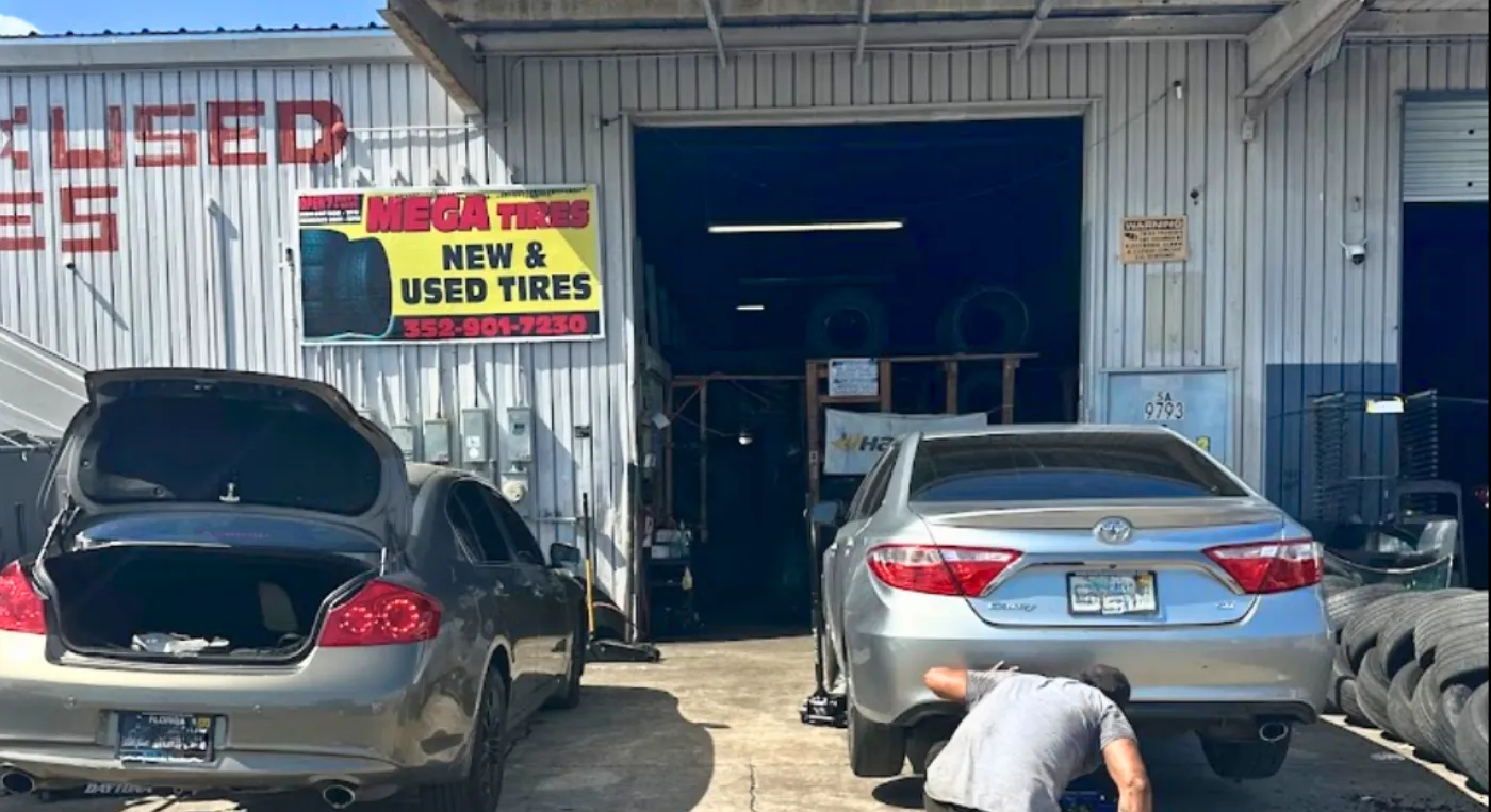 Foto del exterior de la llantera Mega Tires.